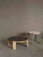 Tables de Dan Yeffet "Sumo" avec structure en chêne massif naturel ou teinté gris et d'un plateau en pierre (marbre noir ou travertin), D 55 x H. 45,8 cm ou D 80 x H. 30 cm